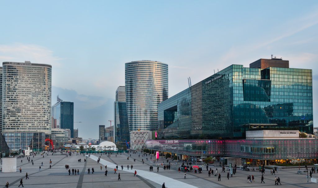 Where are the main business districts in Paris ?