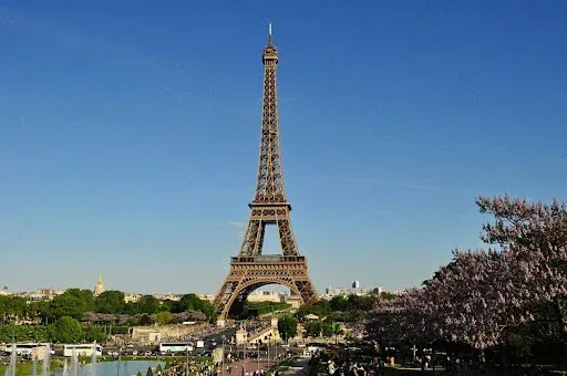 Moving to Paris: Checklist & Guide to Expat Life